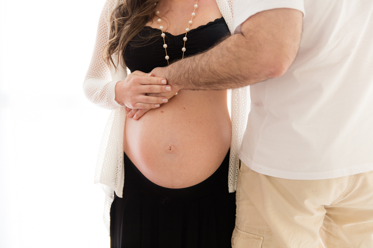 close de barriga em ensaio gestante feita em estúdio - SP