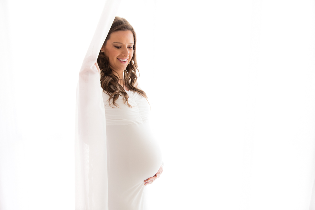 foto de gestante na cortina  feita no nosso estúdio em São Paulo