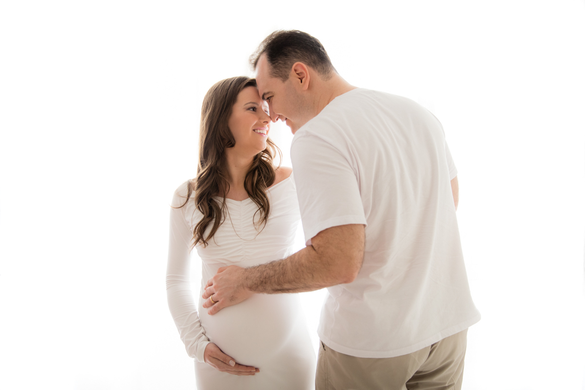 casal em foto para ensaio gestante feito em estúdio - SP