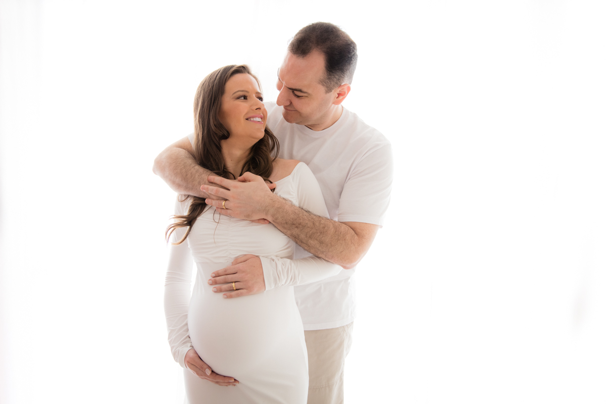 casal em foto para ensaio gestante feito em estúdio - SP