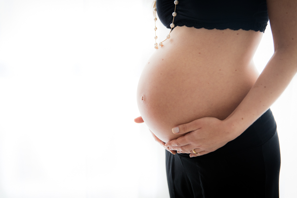 close da barriga da gestante, foto feita em nosso estúdio em SP