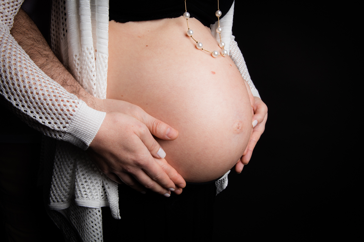 close da barriga da gestante, foto feita em nosso estúdio em SP