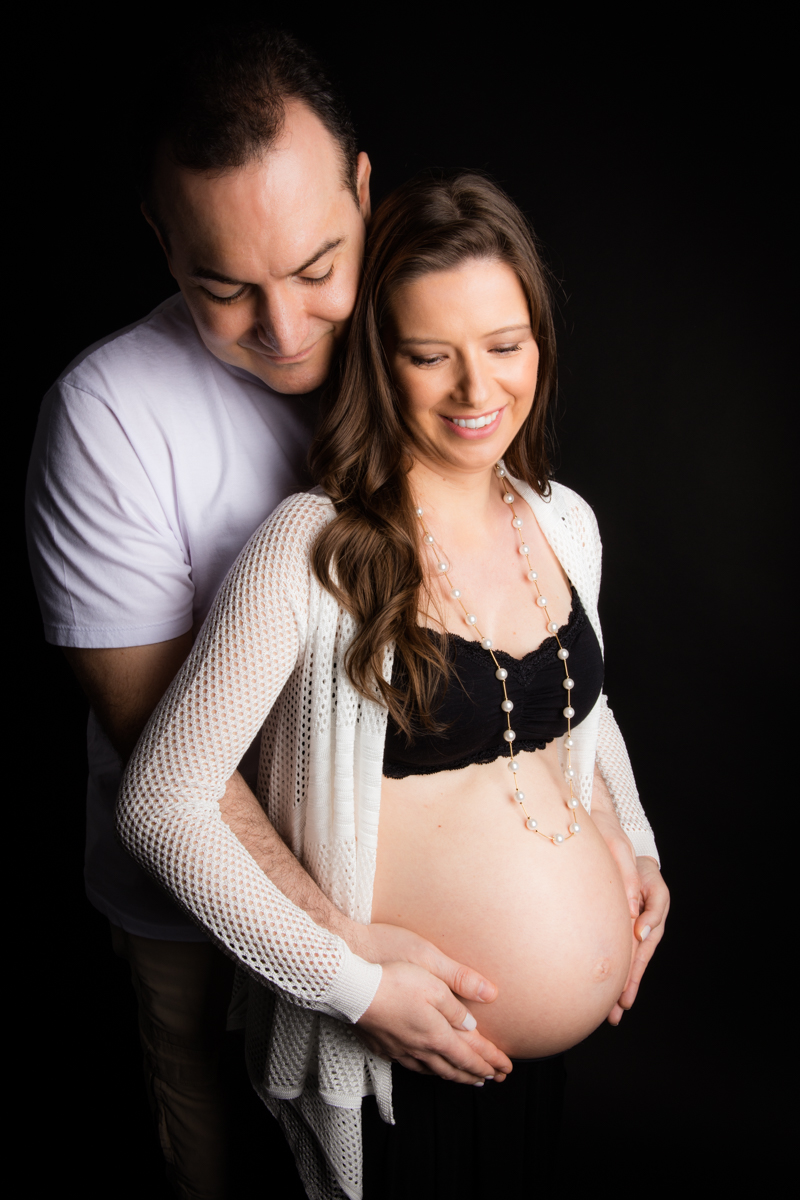 casal posa para foto gestante em nosso estúdio em São Paulo - SP