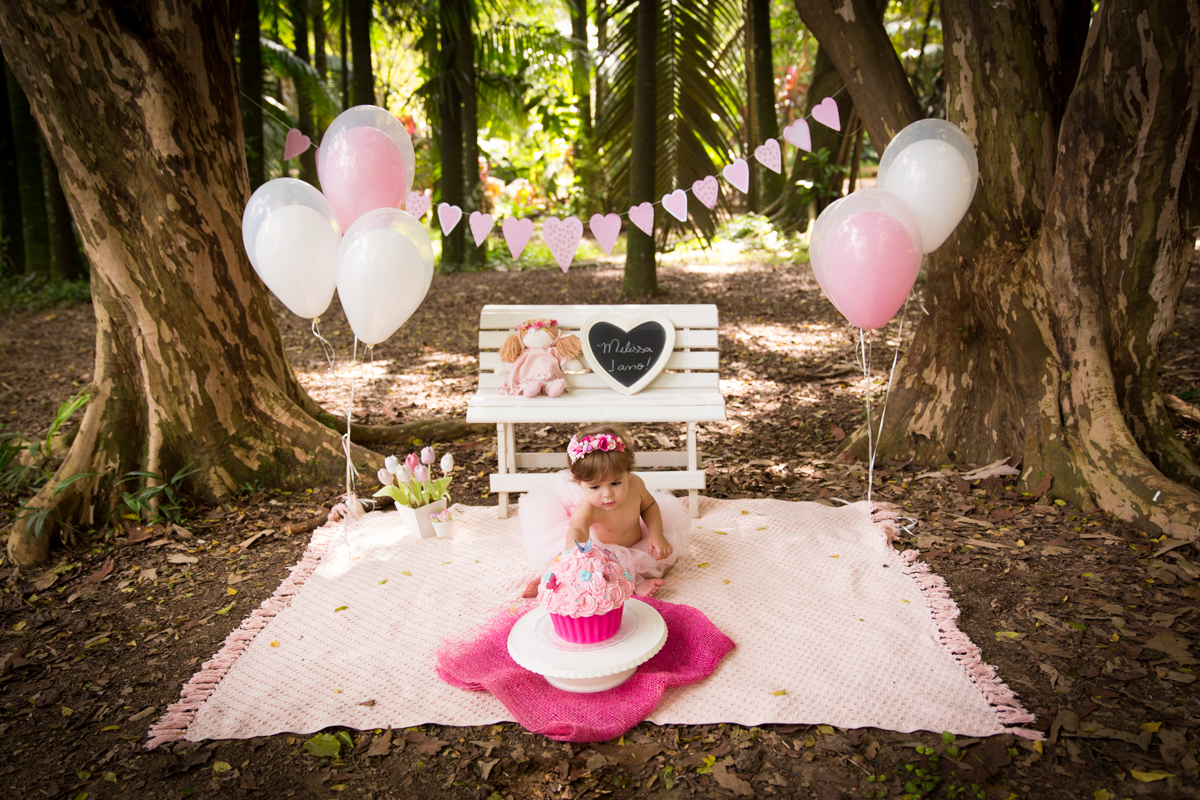 Melissa amassando o bolo em seu ensaio Smash the cake