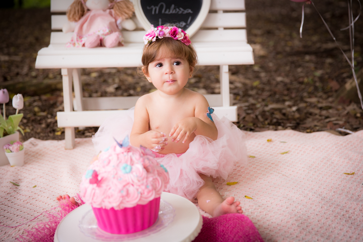 linda bebe olhando para o big cupcake