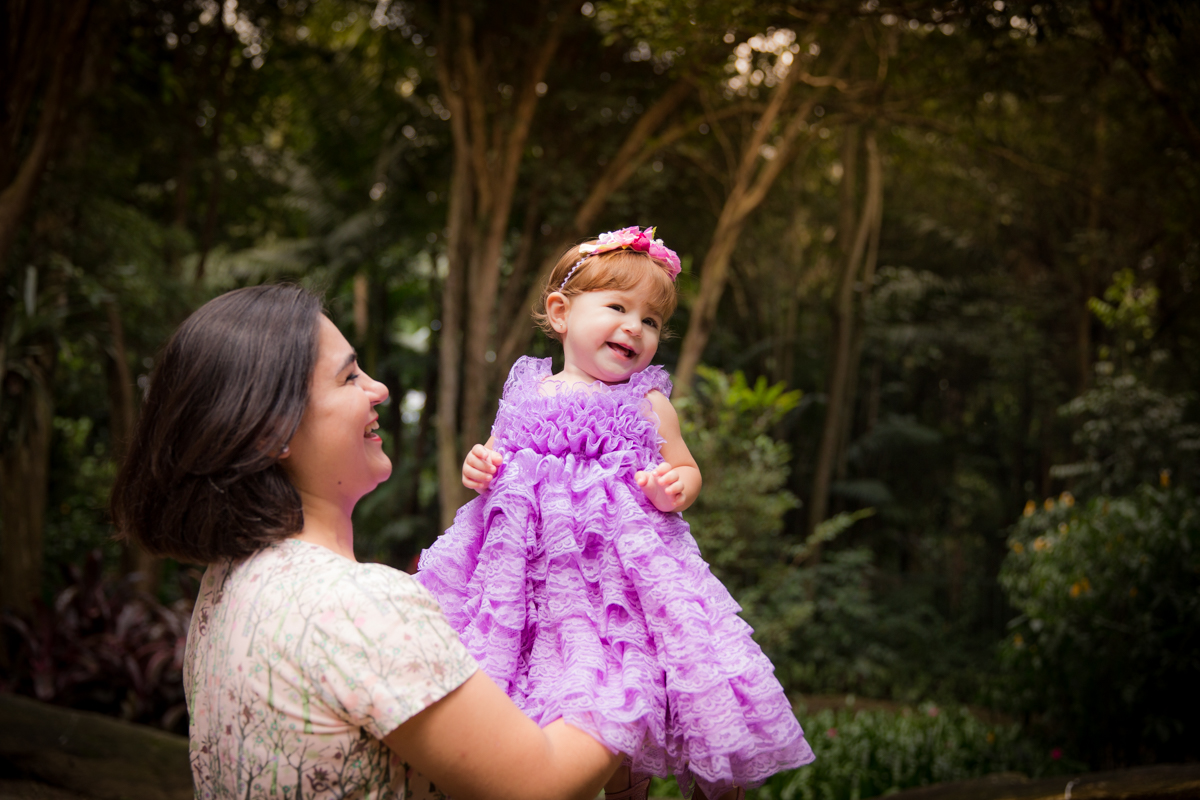 bebe de 1 ano sorrindo em parque
