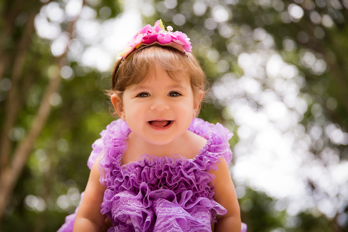 menina sorrindo em linda foto no parque