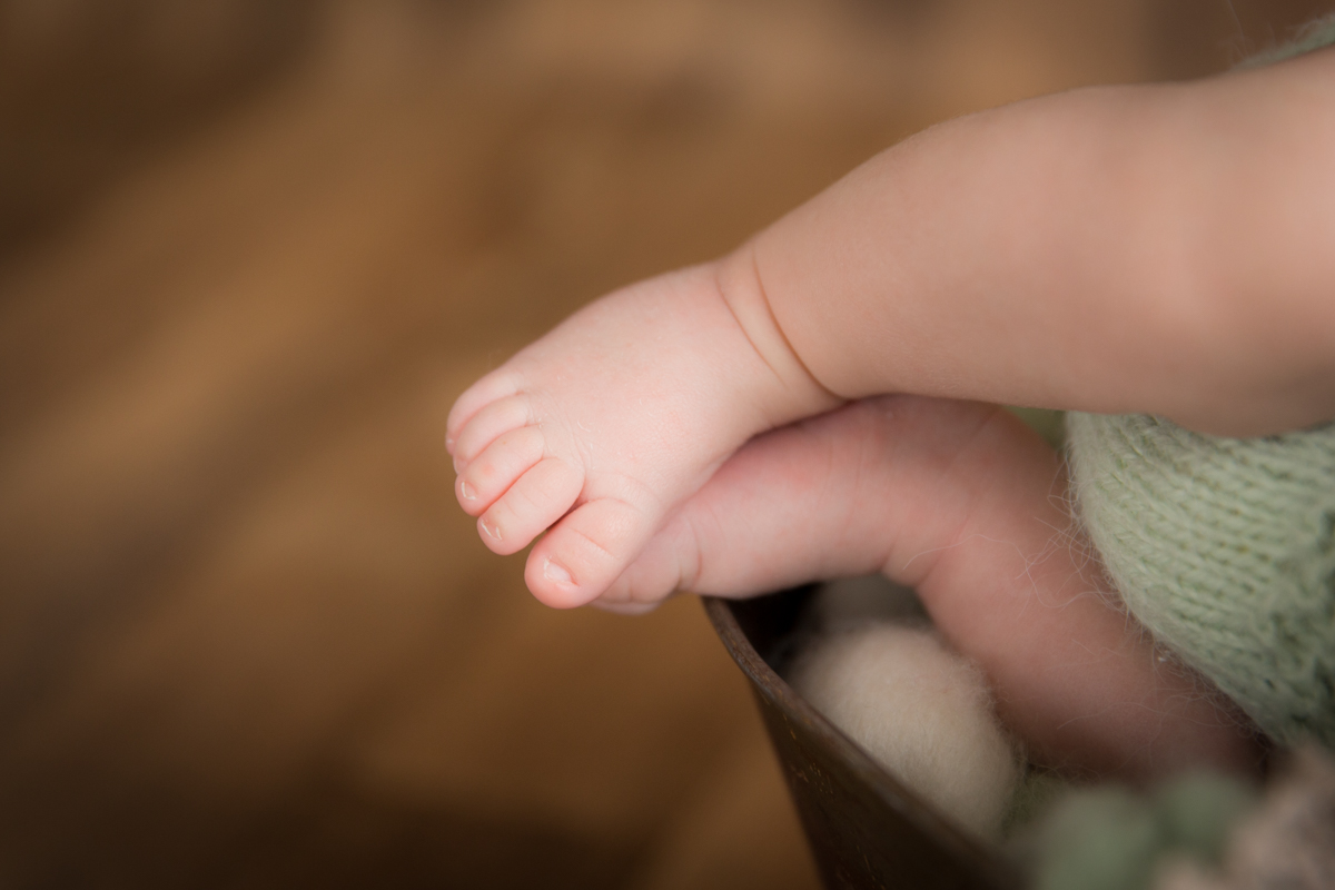 foto fofa de pezinhos de bebê em ensaio newborn