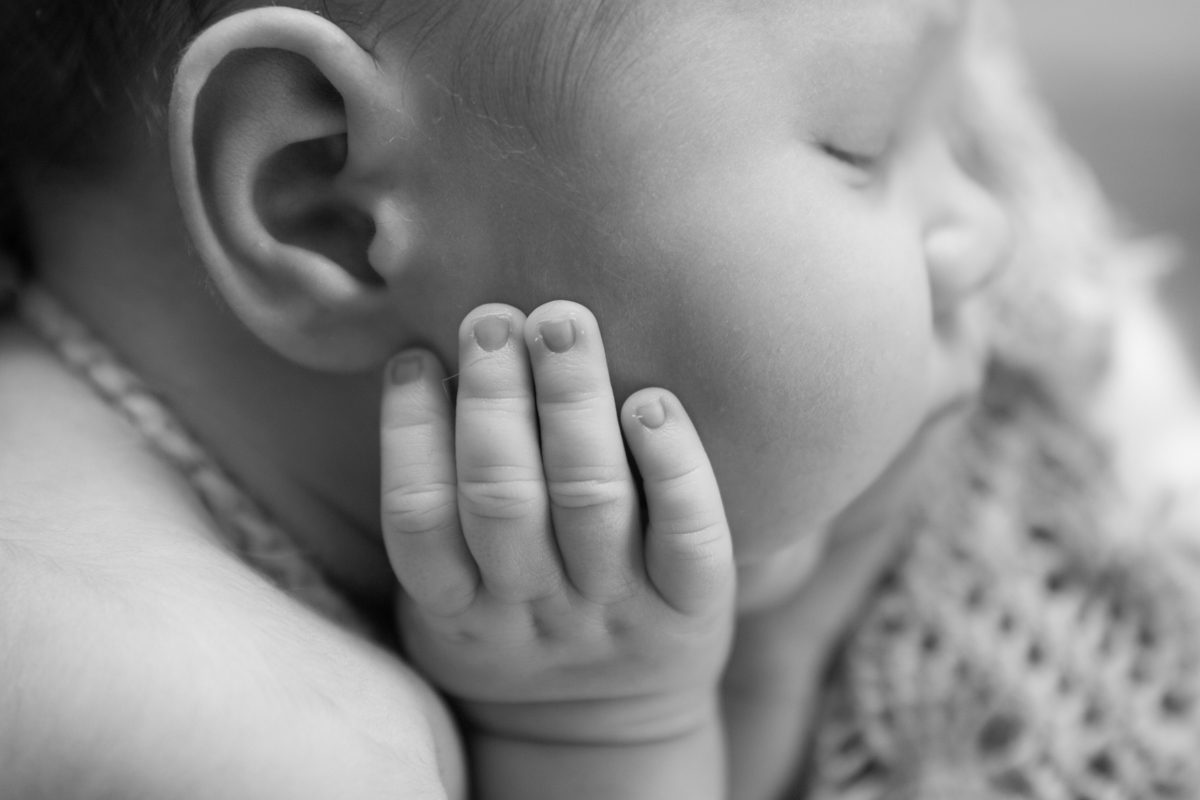 foto de detalhe da mãozinha do bebe