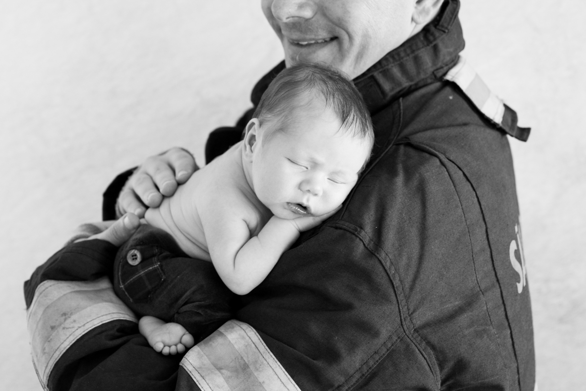 linda foto do bebe no ombro do seu pai bombeiro