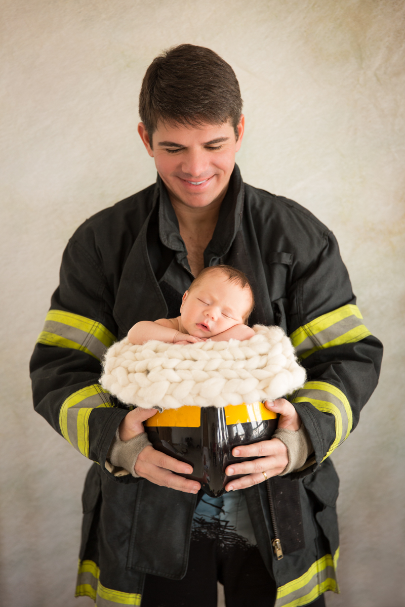 foto de bebe dentro do capacete do pai bombeiro