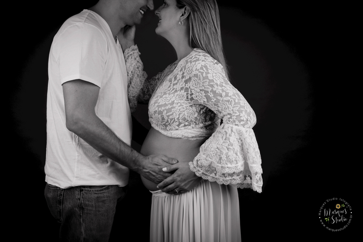 Fotografia feita no ensaio de gestante da Graziella de 31 semanas. Na foto o papai segura a barriga da mamãe, enquanto eles se olham com as testas encostadas, eles se olham de forma apaixonada. Studio está localizado em Santo Amaro - São Paulo, SP.