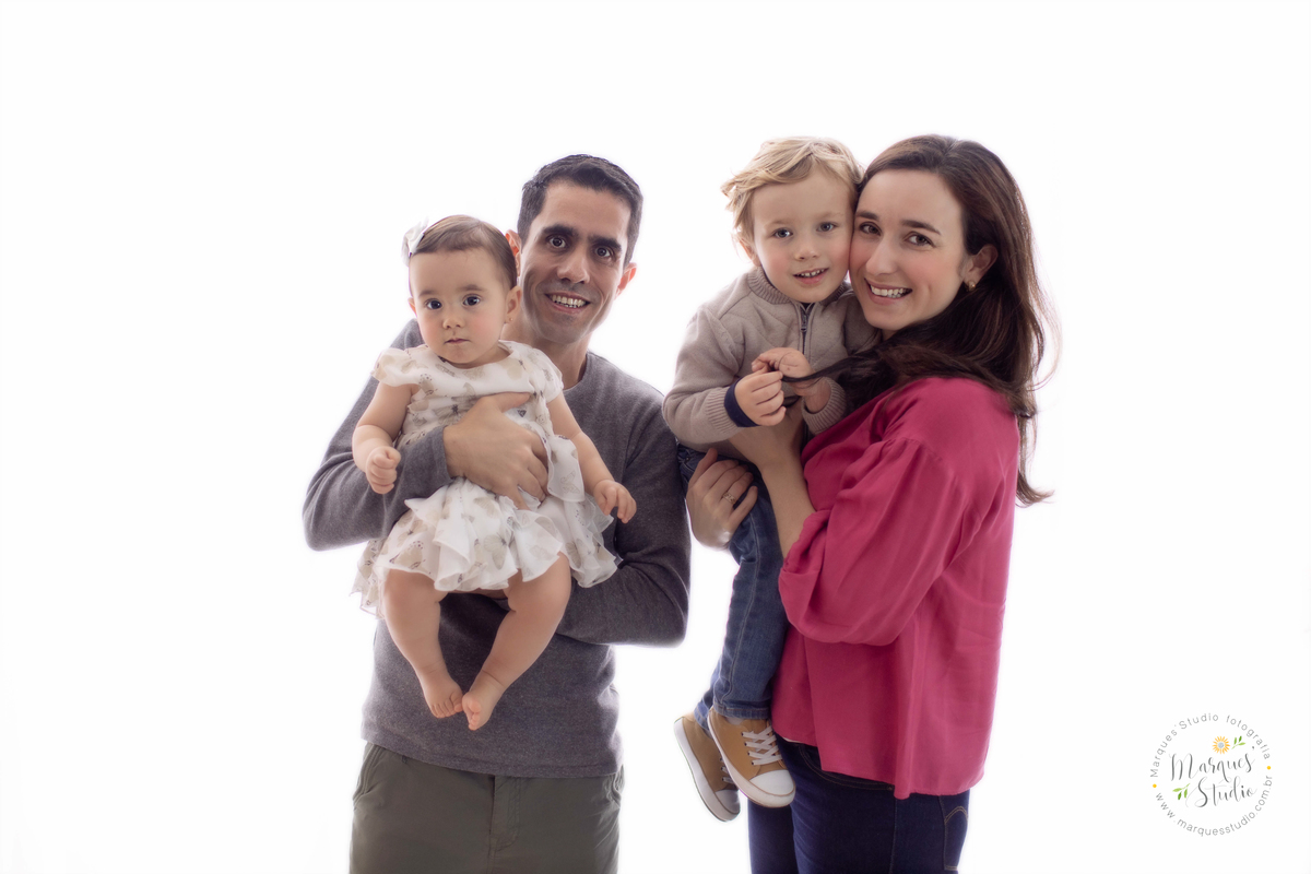Ensaio Smash the cake da Bia de um ano feito em studio fica localizado na Zona Sul de São Paulo, SP. Na foto temos toda a família da Bia. Seu irmão mais velho no colo da mamãe e a Bia no colo do papai. Todos estão felizes e sorridentes