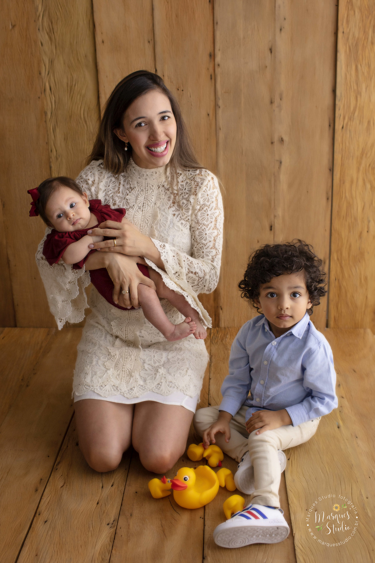 Ensaio feito em studio localizado na Vila Madalena - São Paulo, SP. Na foto a bebê está no colo da sua mamãe, enquanto o seu irmão mais velha está sentado ao lado das duas.
