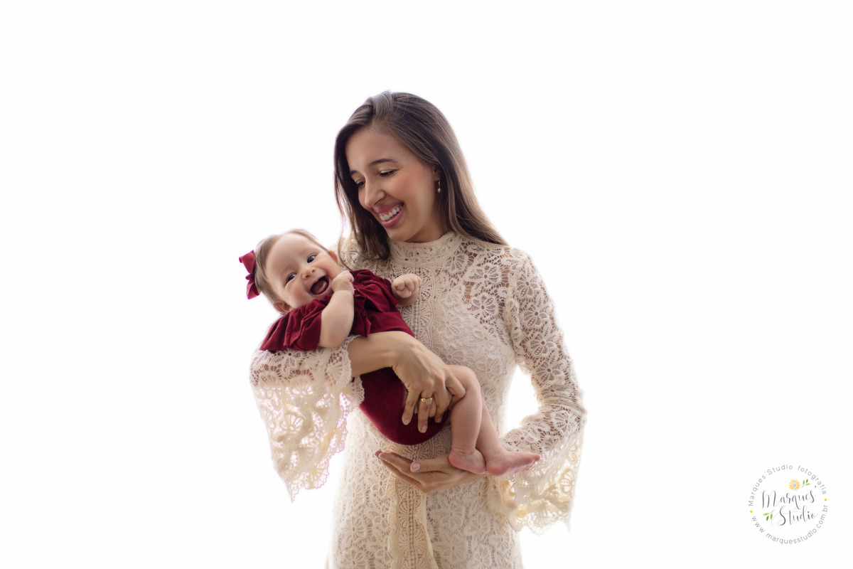 Ensaio feito em studio localizado no Jardins - São Paulo, SP. Na foto a bebê está no colo da sua mamãe, as duas estão sorrindo e se divertindo muito.