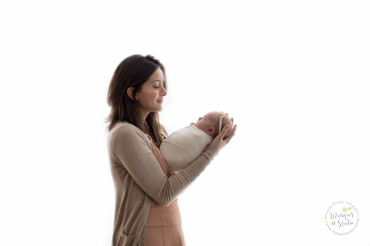 Foto de familia feita no ensaio Newborn da Sophia. Na foto a mamãe está segurando a Isabel no colo enquanto olha pra ela sorridente. Studio encontra-se localizado na Zona Sul de São Paulo, SP