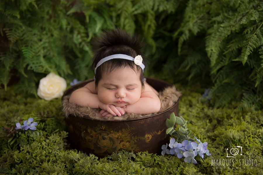 fotode bebê linda e cabeluda em book de recém-nascido clicado em são paulo sp