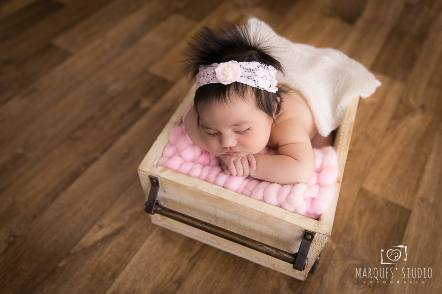 linda menina em foto no vagão