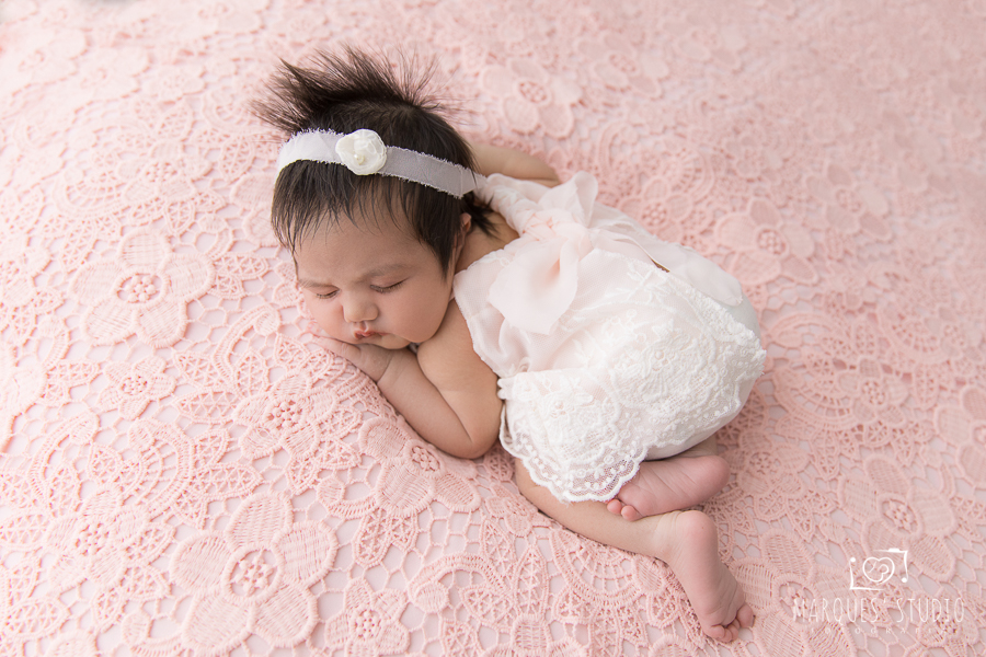 foto de bebê no puff na manta rendada rosa com roupinha branca ensaio realizado por Marques Studio em SP