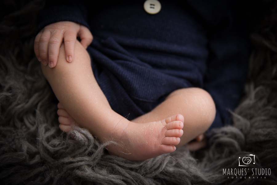 foto de detalhe do pezinho do bebê feita em book newborn realizado em são paulo sp