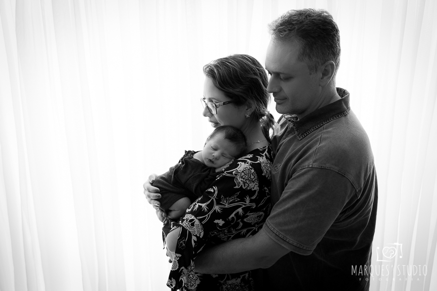 foto de bebê com os pais em fundo branco