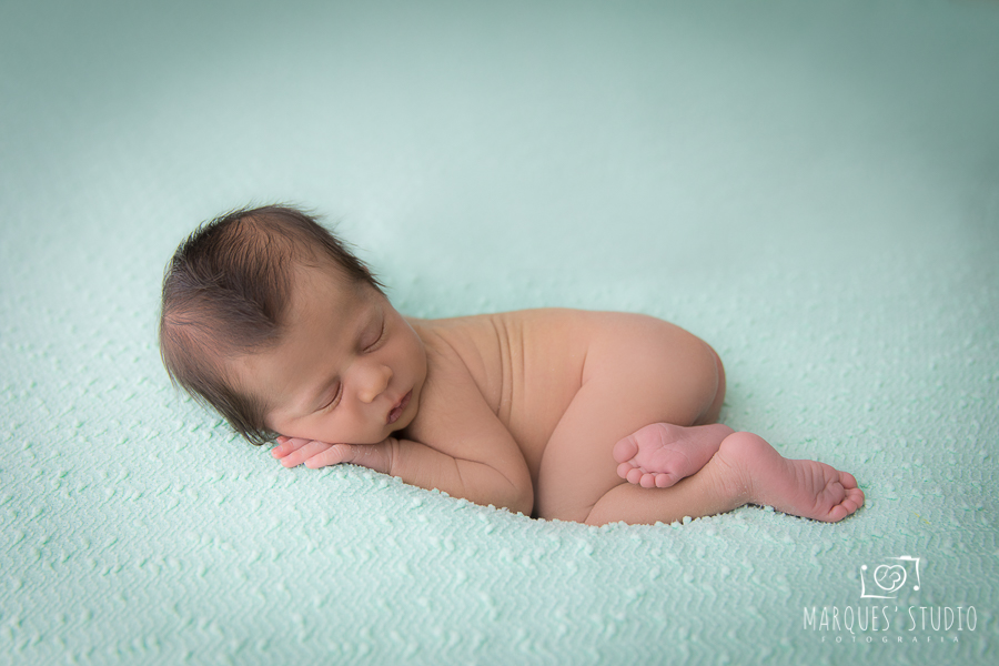 fotografia de bebe no puff na manta verde