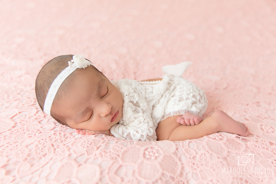 menina no puff com roupinha de renda branco e headband