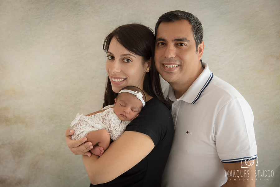 foto de menina com os pais em ensaio Newborn em são paulo sp