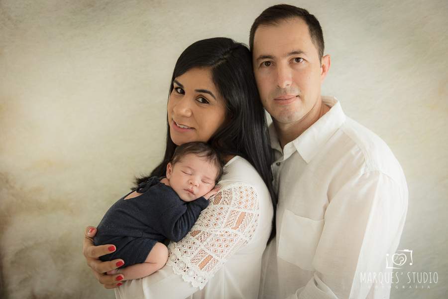 lindo bebê newborn com os pais