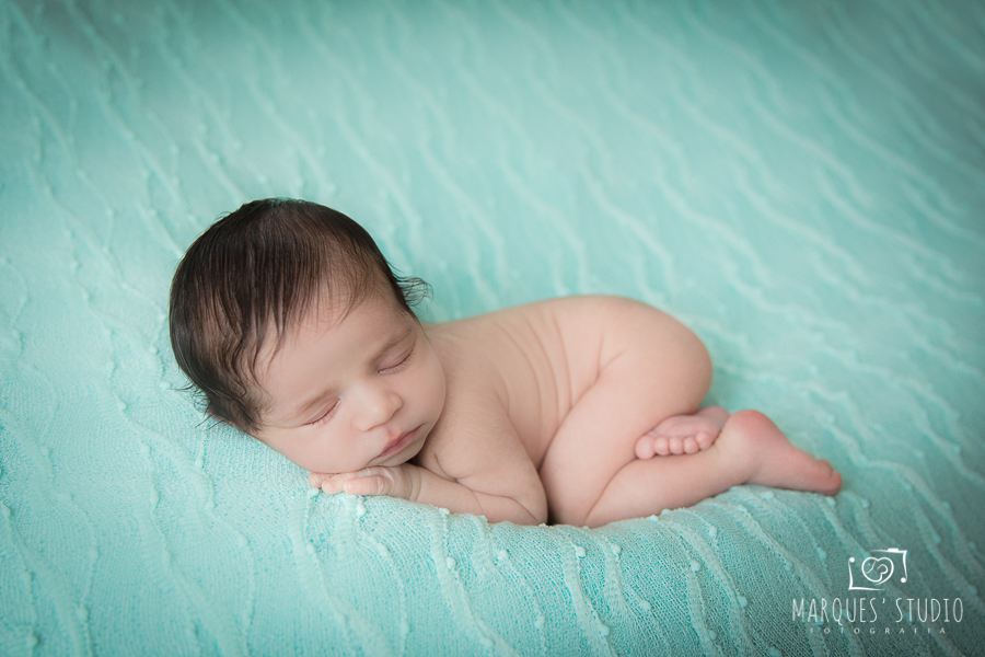 cena de bebê recém-nascido peladinho no puff