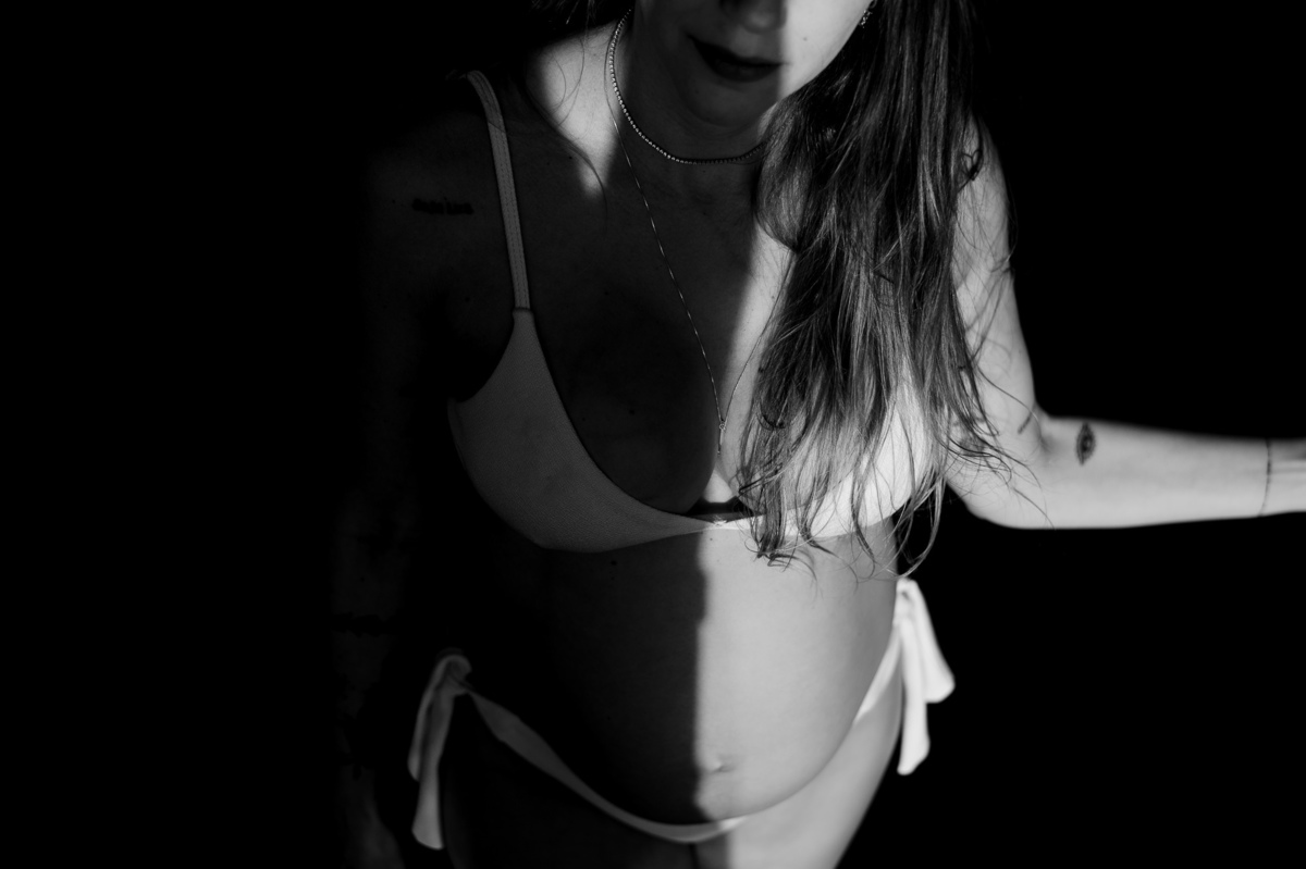 fotografia de gestante - fotografia de gestante na praia por do sol - foto na natureza - fotografia espontânea - fotografia afetiva - preto e branco