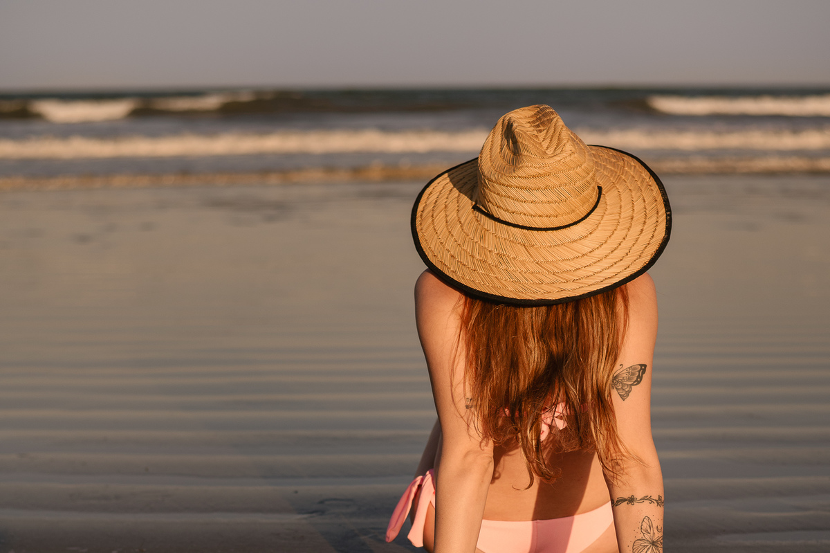 fotografia de gestante com chapeu- fotografia de gestante na praia por do sol