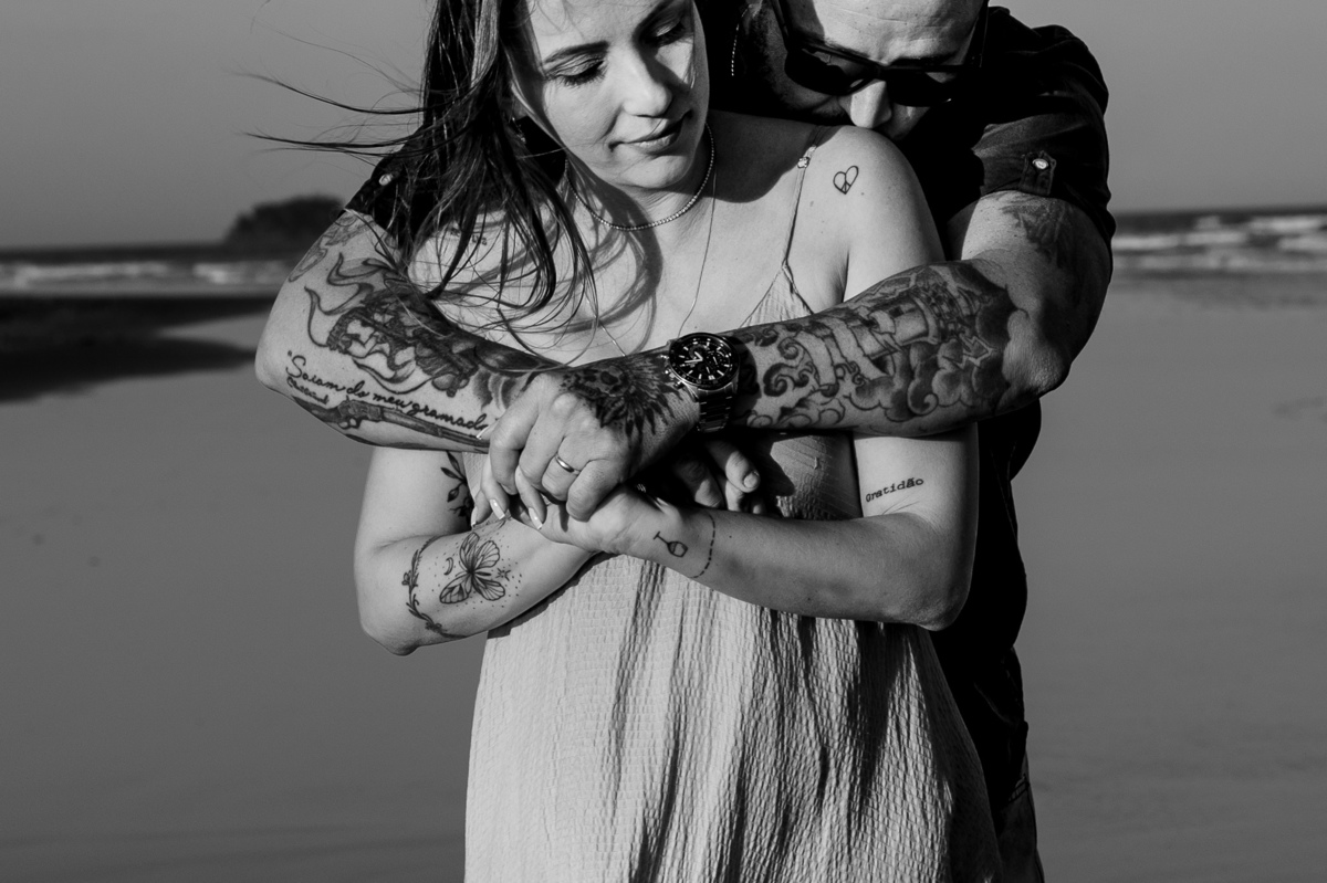 fotografia de gestante - fotografia de gestante na praia por do sol - tatuagem - preto e branco