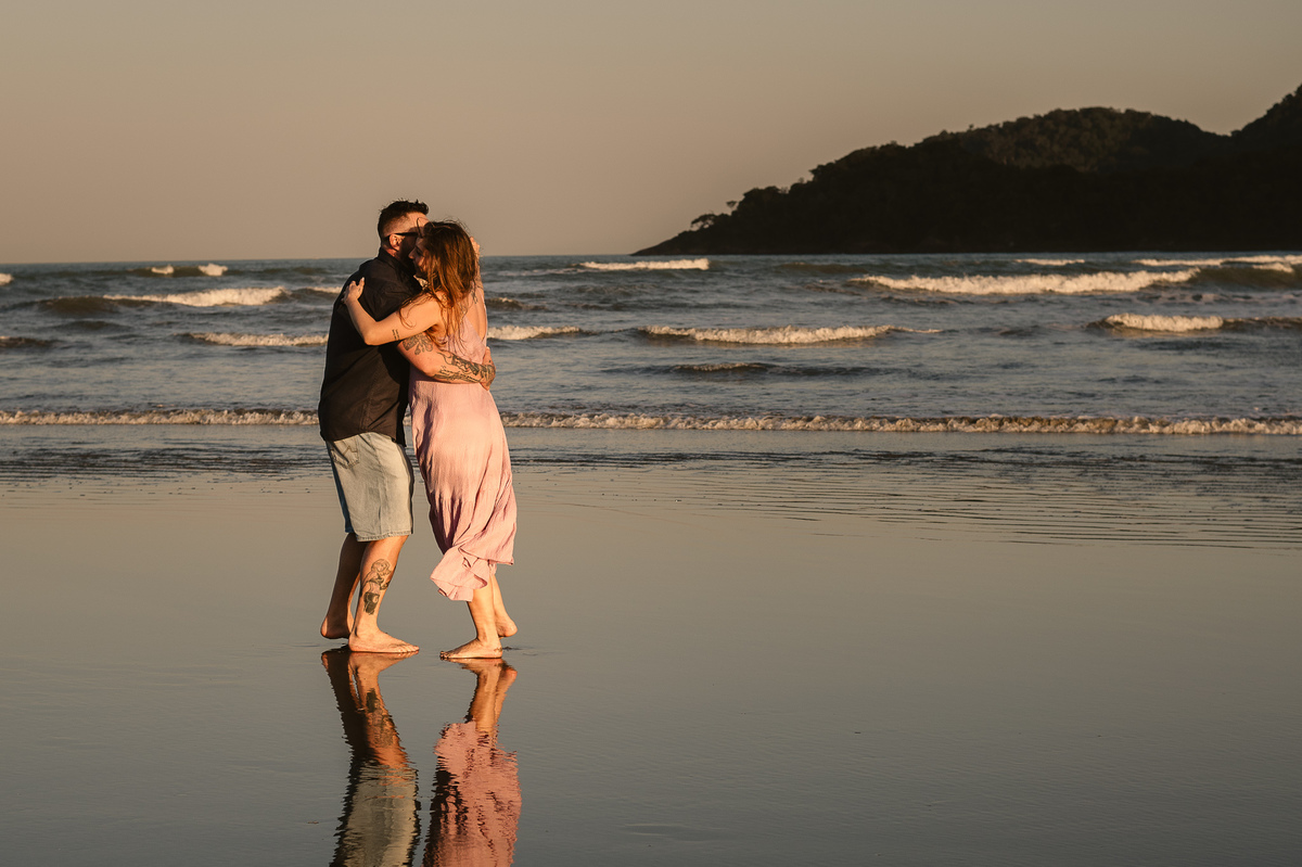 fotografia de gestante - fotografia de gestante na praia por do sol - fotografia dançando - fotografia espontânea - fotografia afetiva