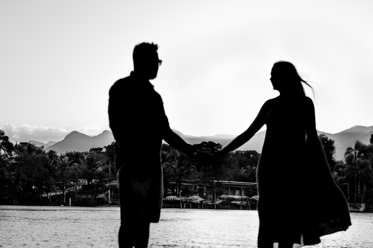 fotografia de gestante - fotografia de gestante na praia por do sol - foto na natureza - fotografia espontânea - fotografia afetiva - preto e branco - rio - mar