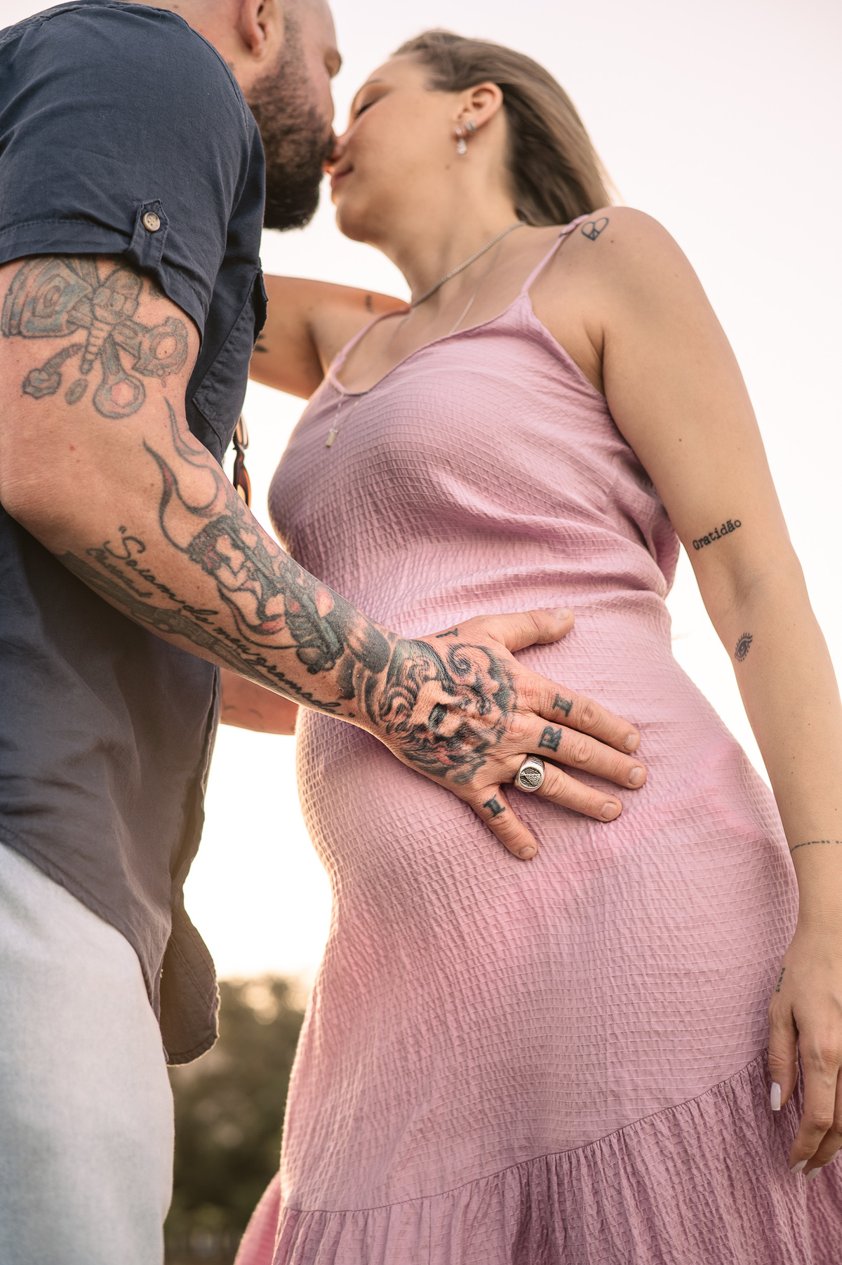 fotografia de gestante - fotografia de gestante na praia por do sol - foto na natureza - fotografia espontânea - fotografia afetiva