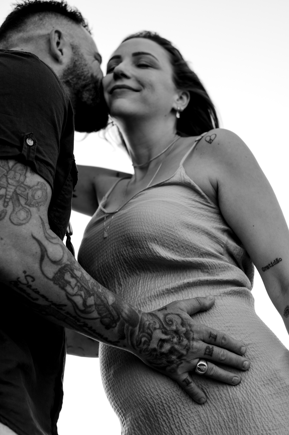 fotografia de gestante - fotografia de gestante na praia por do sol - foto na natureza - fotografia espontânea - fotografia afetiva - preto e branco