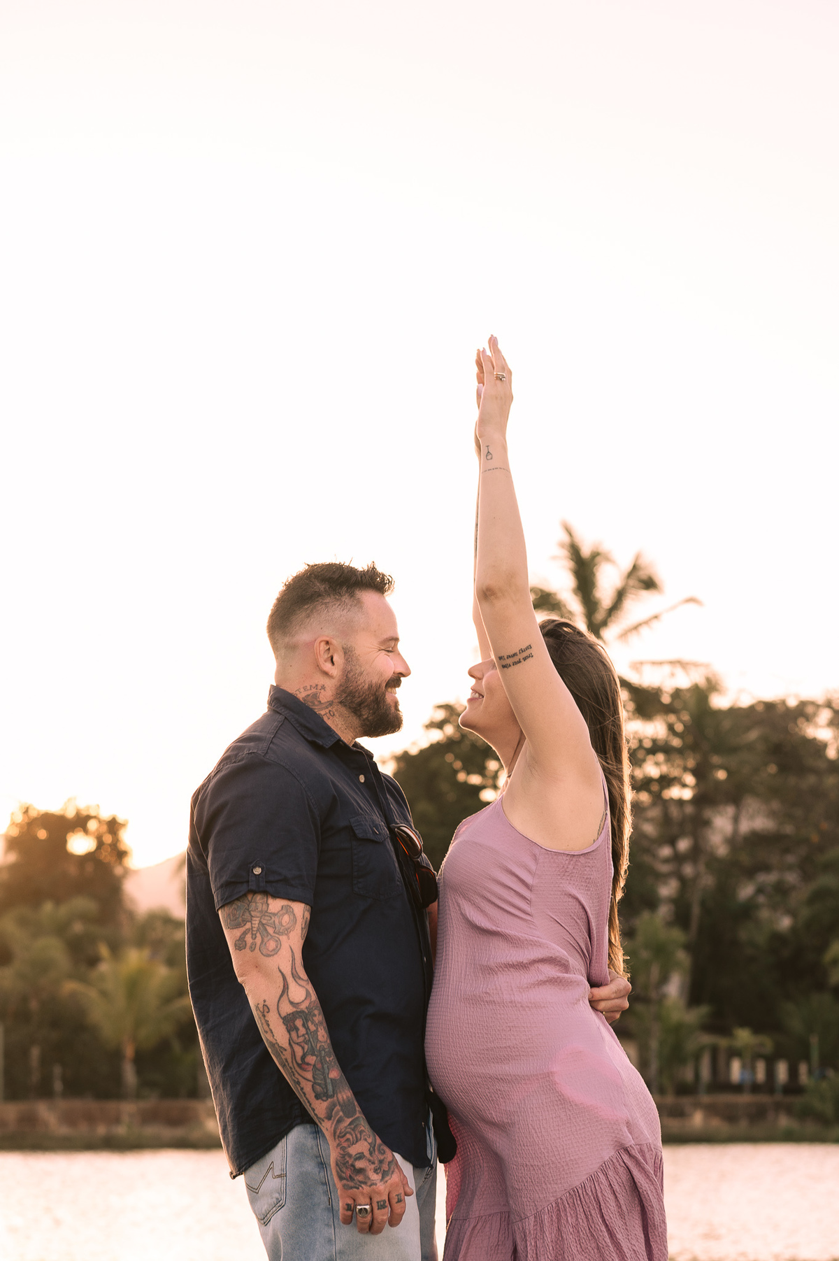 fotografia de gestante - fotografia de gestante na praia por do sol - fotografia dançando - fotografia espontânea - fotografia afetiva