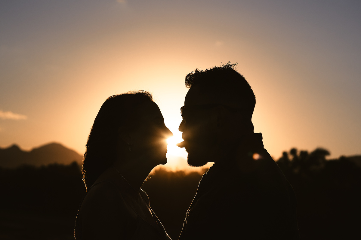 fotografia de gestante - fotografia de gestante na praia por do sol - foto na natureza - fotografia espontânea - fotografia afetiva - silhueta