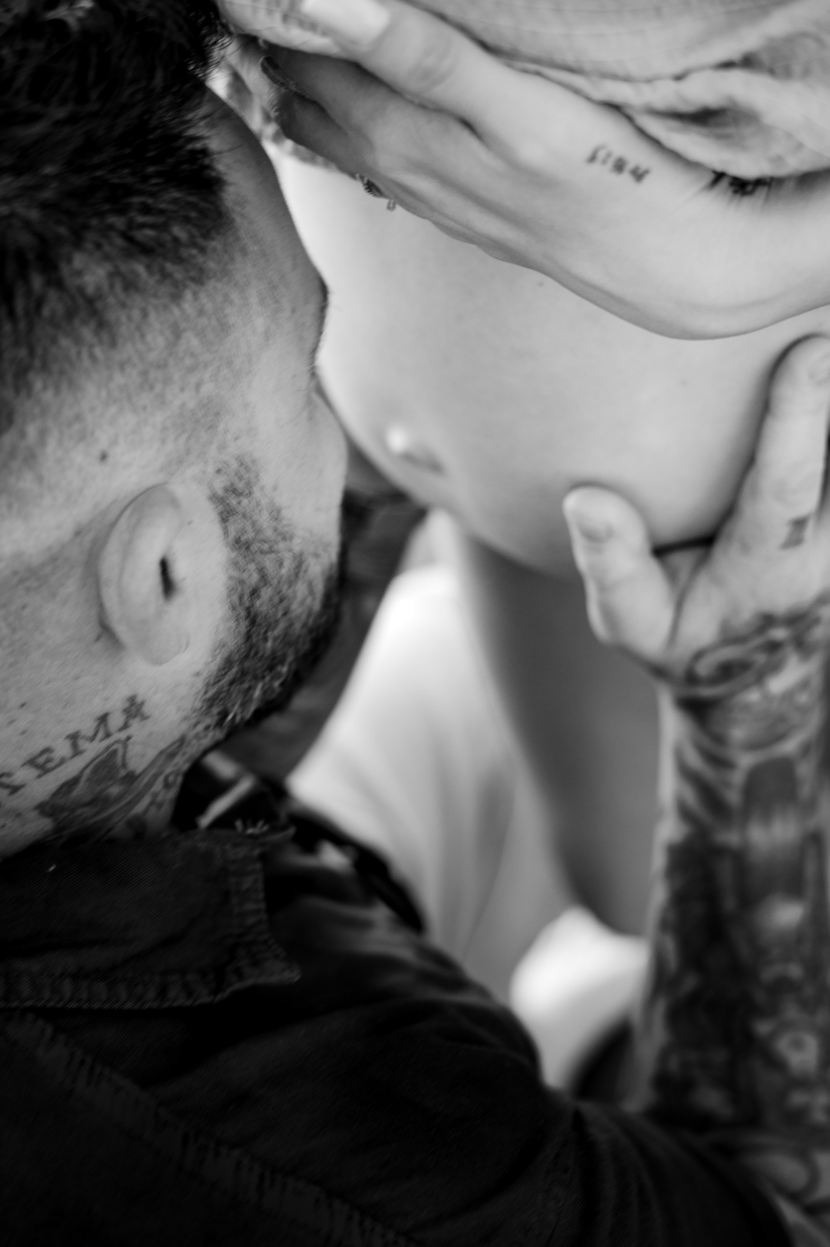 fotografia de gestante - fotografia de gestante na praia por do sol - foto na natureza - fotografia espontânea - fotografia afetiva - preto e branco