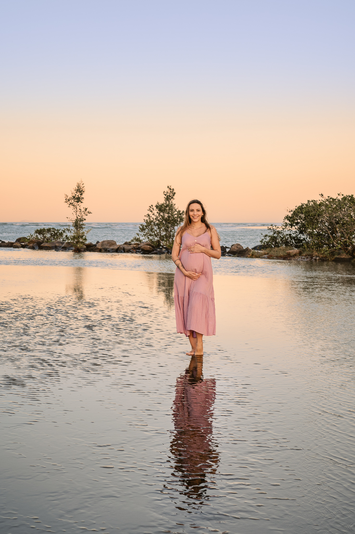 fotografia de gestante - fotografia de gestante na praia por do sol - foto na natureza - fotografia espontânea - fotografia afetiva