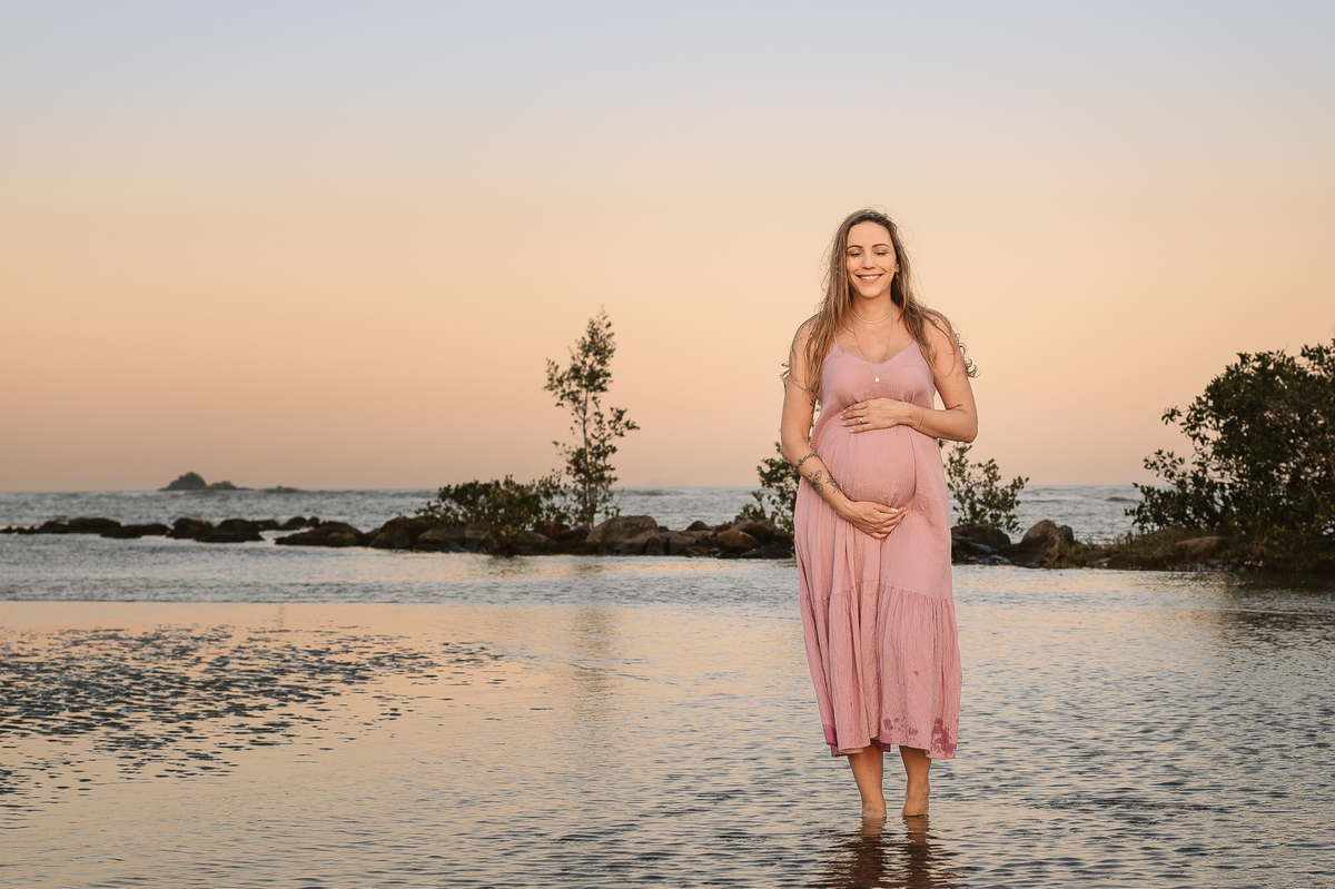 fotografia de gestante - fotografia de gestante na praia por do sol - foto na natureza - fotografia espontânea - fotografia afetiva