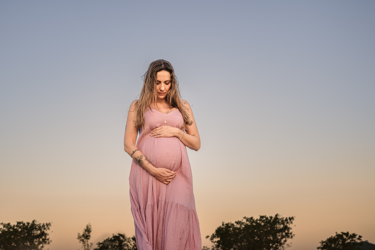 fotografia de gestante - fotografia de gestante na praia por do sol - foto na natureza - fotografia espontânea - fotografia afetiva