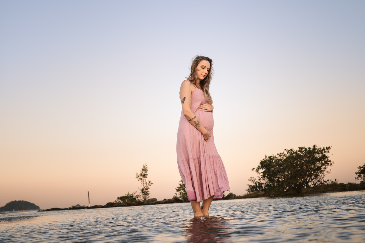 fotografia de gestante - fotografia de gestante na praia por do sol - foto na natureza - fotografia espontânea - fotografia afetiva