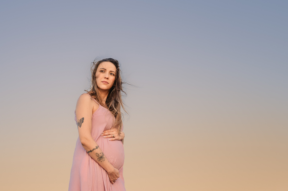 fotografia de gestante - fotografia de gestante na praia por do sol - foto na natureza - fotografia espontânea - fotografia afetiva