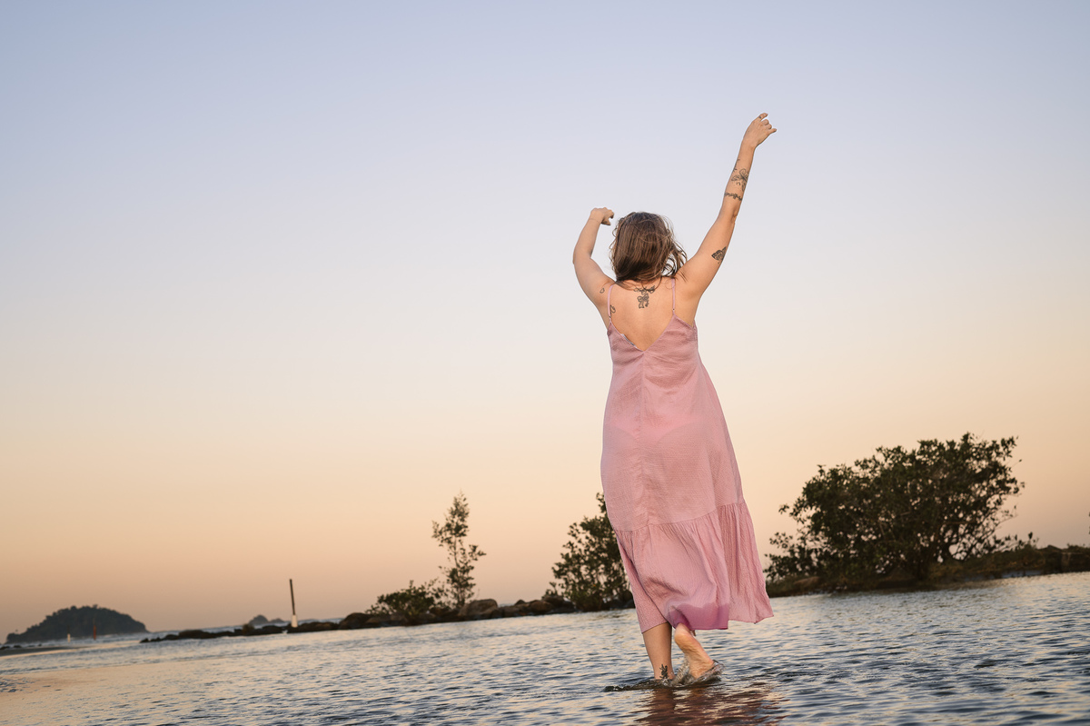 fotografia de gestante - fotografia de gestante na praia por do sol - fotografia dançando - fotografia espontânea - fotografia afetiva