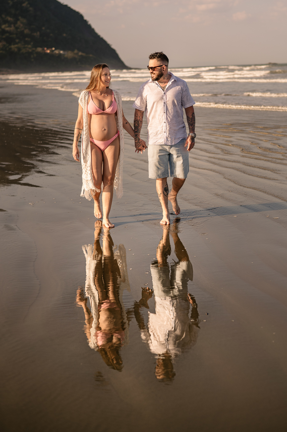 fotografia de gestante - fotografia de gestante na praia por do sol - reflexo na água