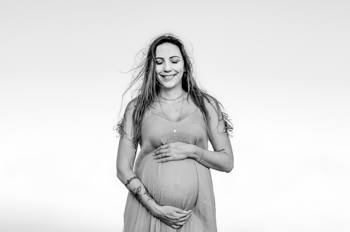 fotografia de gestante - fotografia de gestante na praia por do sol - foto na natureza - fotografia espontânea - fotografia afetiva - perto e branco