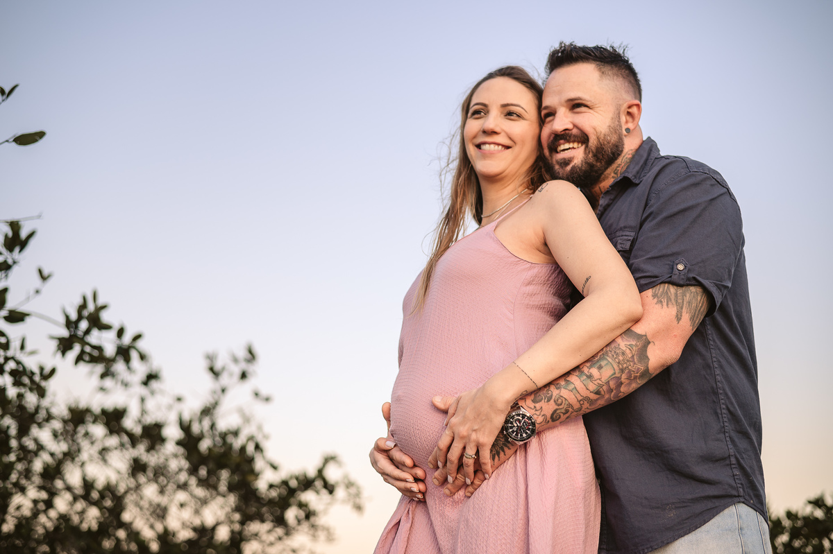 fotografia de gestante - fotografia de gestante na praia por do sol -  fotografia espontânea - fotografia afetiva - foto na natureza