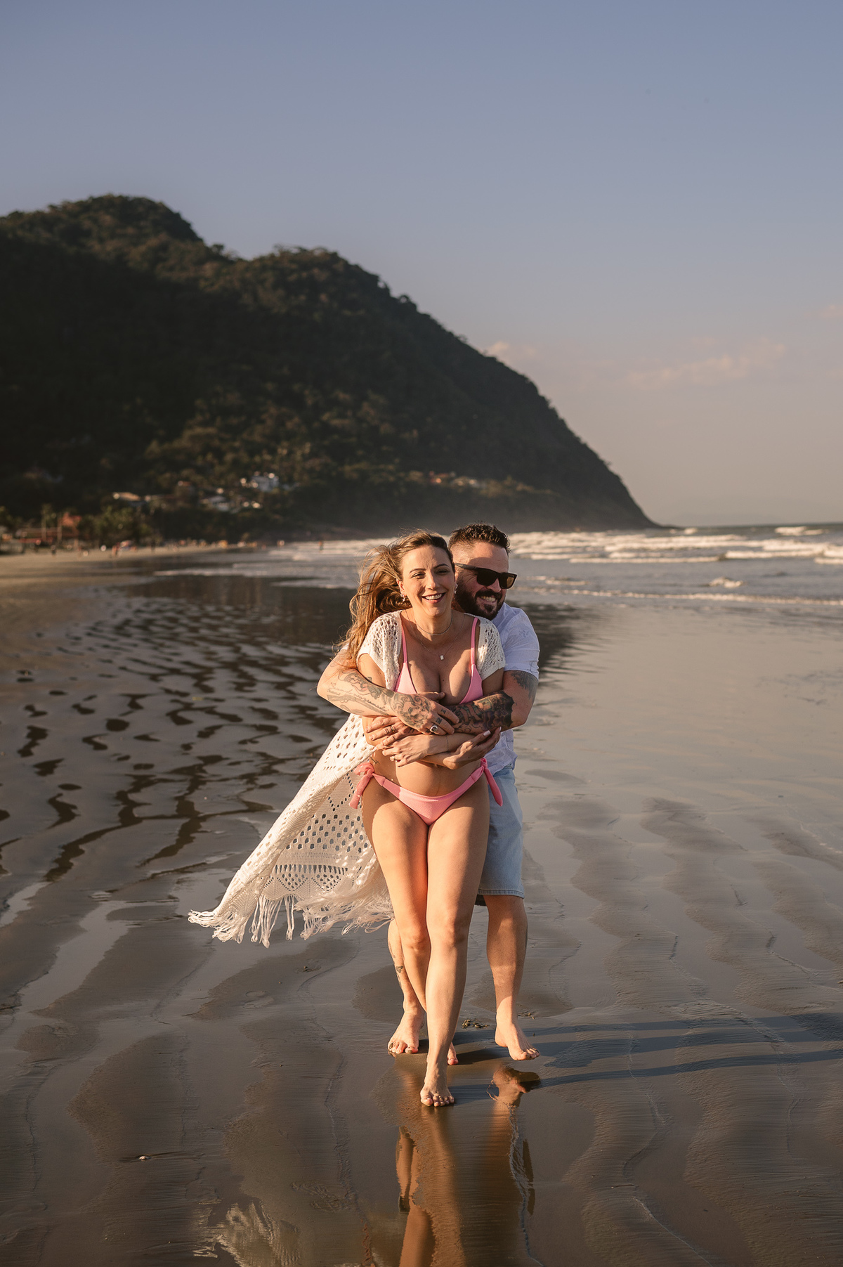 fotografia de gestante - fotografia de gestante na praia por do sol